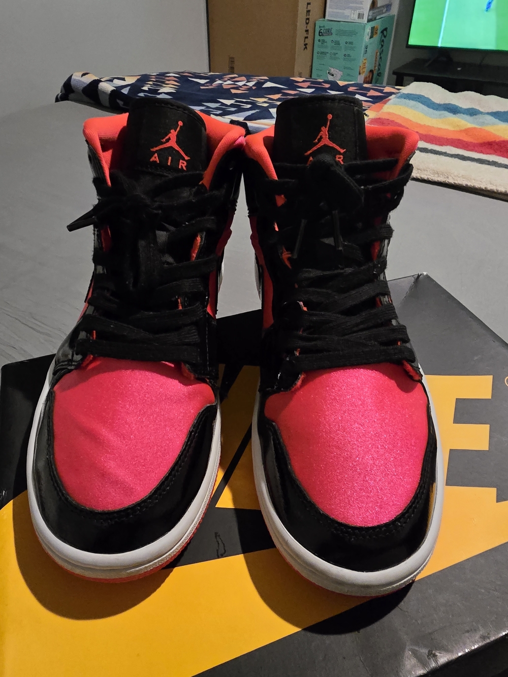 Nike Air Jordan Air Jordan 1 Mid Hot Punch Women's BQ6472-600 Size 8 like new...